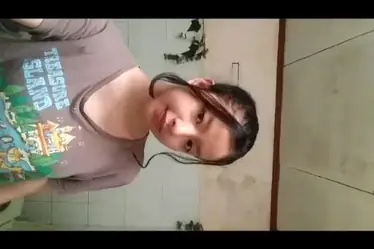 Cewek Sange Mau Mandi Malah Colmek Basah Kuyup